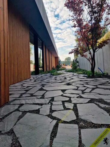 Camino de pizarra irregular natural en jardín