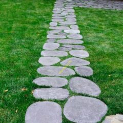 Sendero de losas de pizarra en jardín