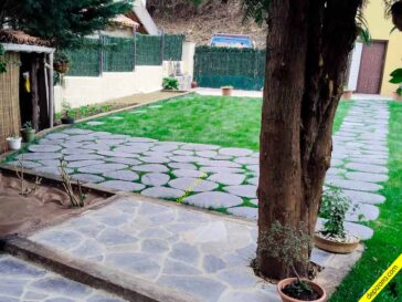 Caminos de pizarra de jardín con césped