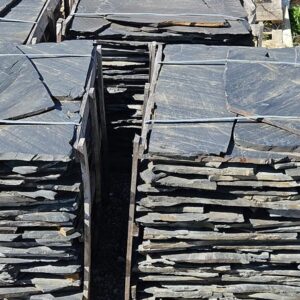 material disponible en pizarra irregular natural para jardin y exterior.