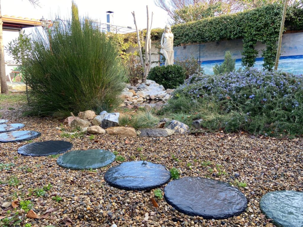 Jardines con grava, vegetación y piedra natural