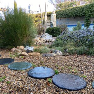 Jardines con grava, vegetación y piedra natural
