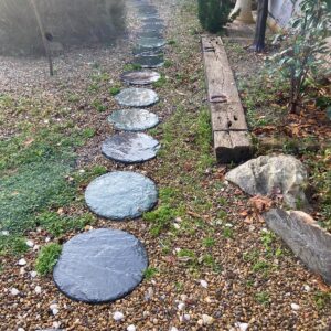 Jardines de bajo mantenimiento con grava, vegetación y piedra natural