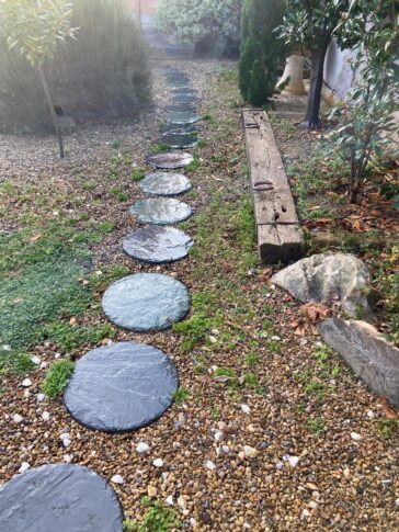 Jardines de bajo mantenimiento con grava, vegetación y piedra natural
