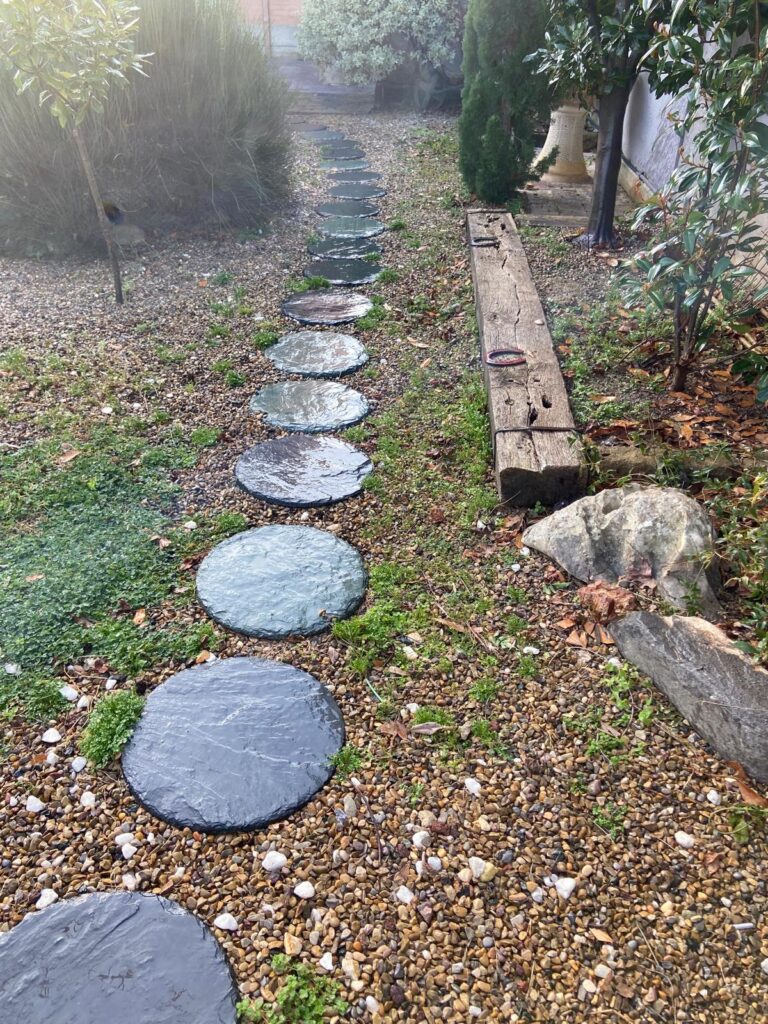 Jardines de bajo mantenimiento con grava, vegetación y piedra natural