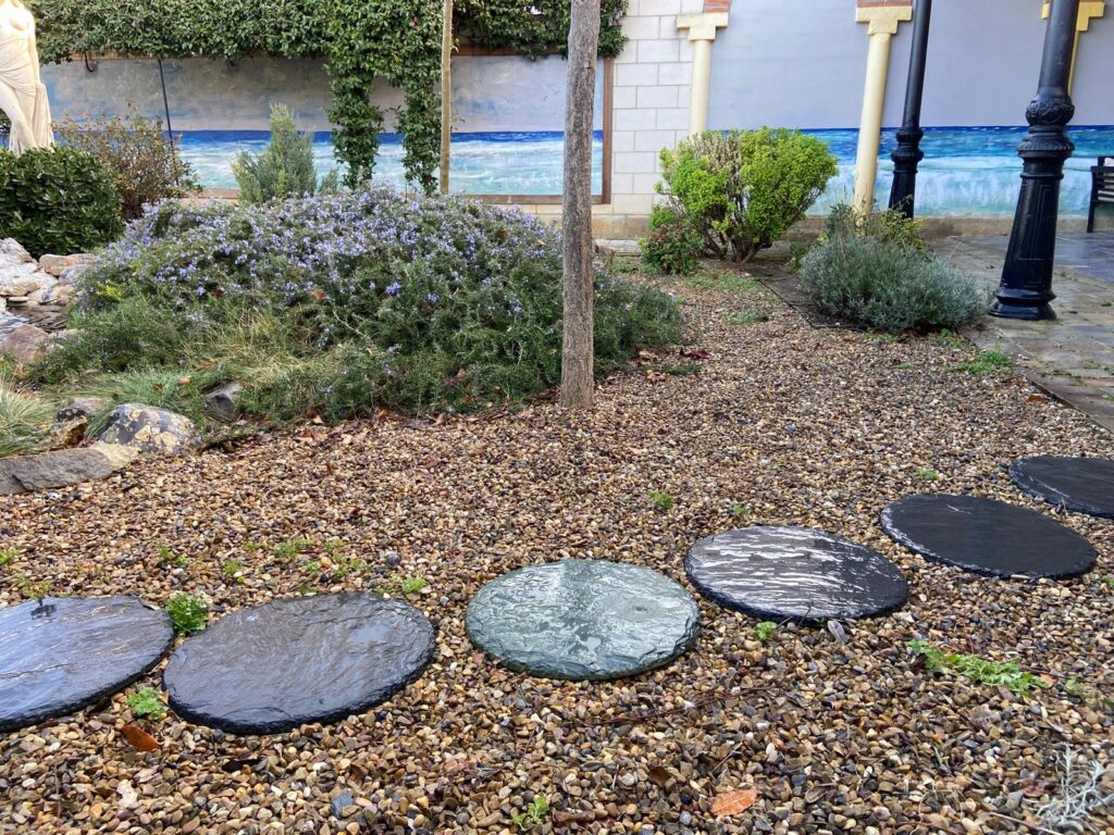 Jardín sin césped, con grava y vegetación.