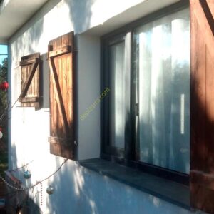 Reforma de ventana con aluminio antracita y vierteaguas de pizarra natural.