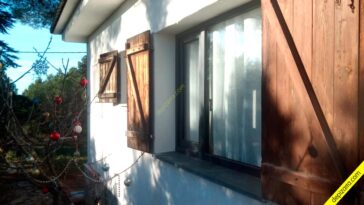 Reforma de ventana con aluminio antracita y vierteaguas de pizarra natural.