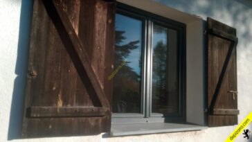 Pizarra oscura para ventanas con carpintería de aluminio antracita