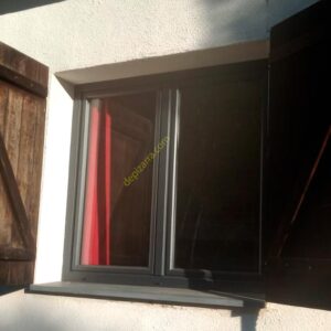 Vierteaguas de pizarra natural en una pieza para ventana de aluminio oscuro.