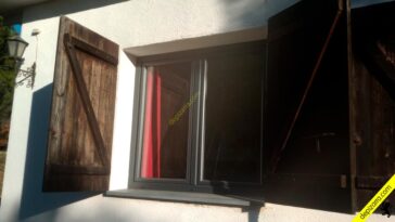 Vierteaguas de pizarra natural en una pieza para ventana de aluminio oscuro.