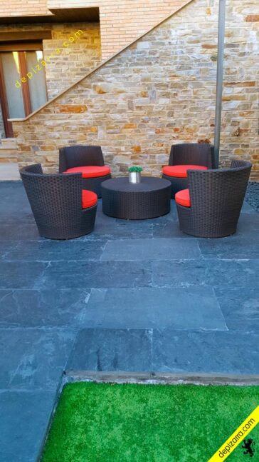 Losas de pizarra natural en patio con zona de estar