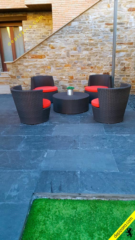 Losas de pizarra natural en patio con zona de estar