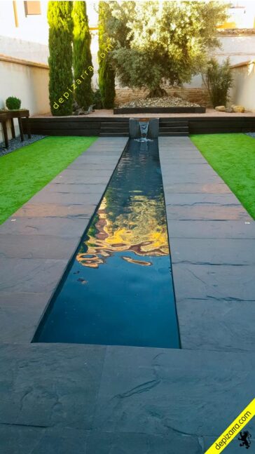 Pavimento de pizarra natural en jardín con fuente de agua