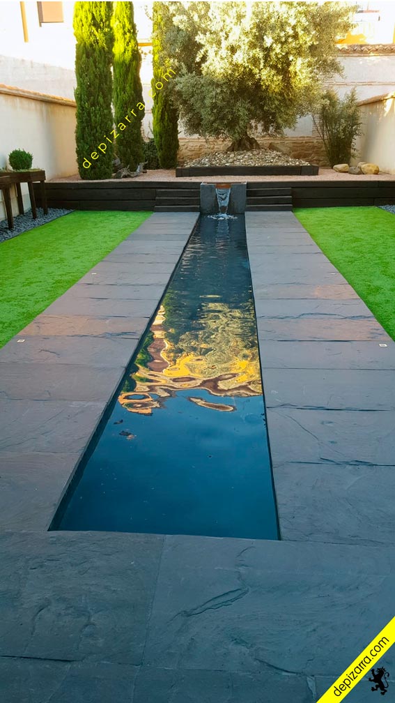 Pavimento de pizarra natural en jardín con fuente de agua