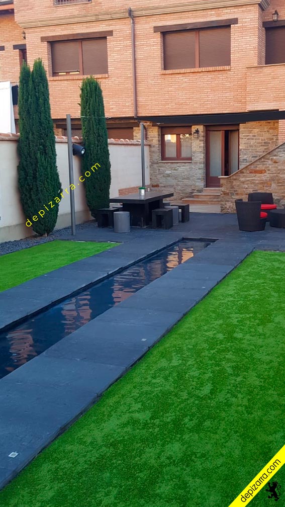 Pizarra natural para jardín junto a zonas de césped