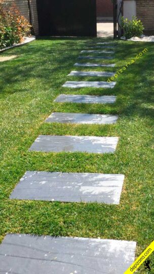 Placa de pizarra natural rectangular en jardín