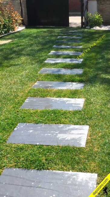 Placa de pizarra natural rectangular en jardín