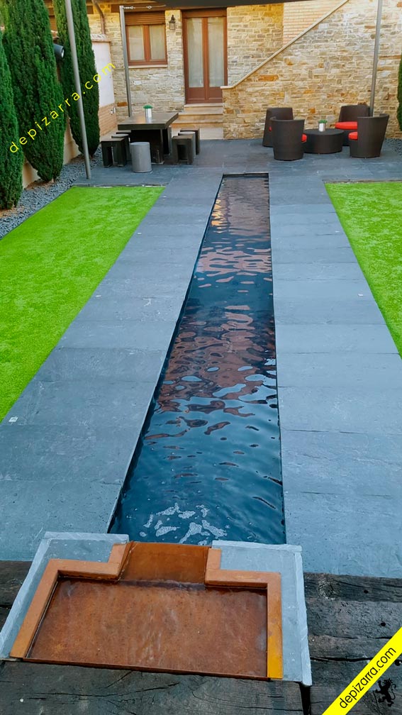 Proyecto de jardín con pavimento de pizarra y canal de agua