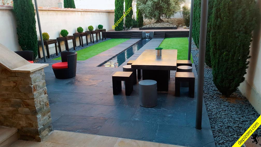 Terraza con suelo de pizarra natural y mobiliario exterior