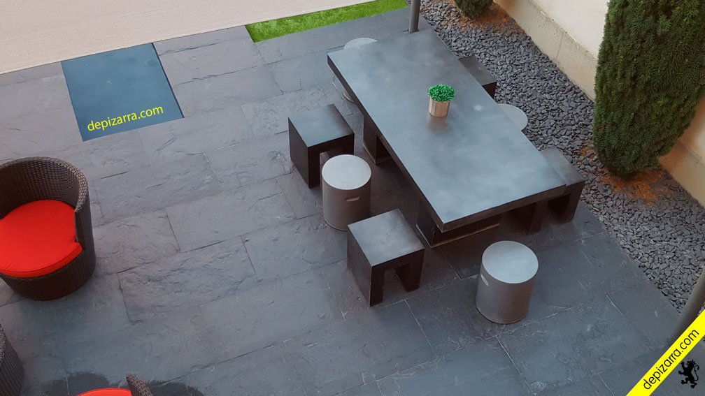 Terraza de jardín pavimentada con pizarra natural